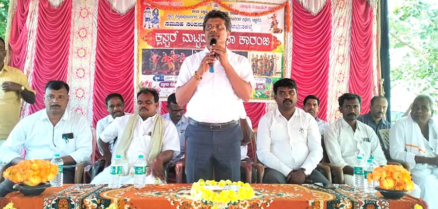 ನಾಯಕನಹಟ್ಟಿ ಹೋಬಳಿಯ ಅಬ್ಬೇನಹಳ್ಳಿ ಗ್ರಾಮದಲ್ಲಿ ಶುಕ್ರವಾರ ನಡೆದ ಪ್ರತಿಭಾ ಕಾರಂಜಿ ಕಾರ್ಯಕ್ರಮದಲ್ಲಿ ಕ್ಷೇತ್ರ ಶಿಕ್ಷಣಾಧಿಕಾರಿ ಕೆ.ಎಸ್. ಸುರೇಶ್ ಮಾತನಾಡಿದರು