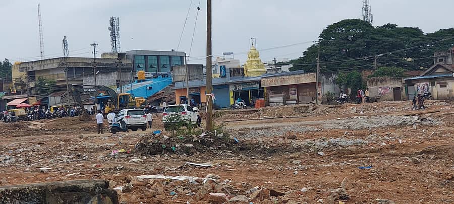 ಕೆಜಿಎಫ್ ರಾಬರ್ಟಸನ್ಪೇಟೆಯ ಮಾರುಕಟ್ಟೆಯಲ್ಲಿ ಕಟ್ಟಡ ತೆರವುಗೊಳಿಸಿ, ವಾಣಿಜ್ಯ ಕಟ್ಟಡ ನಿರ್ಮಾಣಕ್ಕಾಗಿ ಜಾಗವನ್ನು ಸಜ್ಜುಗೊಳಿಸಿರುವುದು