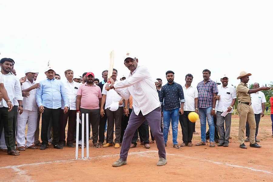 ಮಾಗಡಿ ತಾಲ್ಲೂಕಿನ ತಿಪ್ಪಸಂದ್ರ ಹೋಬಳಿ ಬಗಿನಗೆರೆ ಪ್ರೌಢಶಾಲಾ ಆವರಣದಲ್ಲಿ ಕೆಂಪೇಗೌಡ ಉತ್ಸವ ಅಂಗವಾಗಿ ಹೋಬಳಿ ಮಟ್ಟದ ಕ್ರಿಕೆಟ್ ಮತ್ತು ವಾಲಿಬಾಲ್ ಪಂದ್ಯಾವಳಿಯಲ್ಲಿ ಅಧ್ಯಕ್ಷ ಡಿ.ಕೆ ಸುರೇಶ್ ಬ್ಯಾಟಿಂಗ್ ಆಡುವ ಮೂಲಕ ಚಾಲನೆ ನೀಡಿದರು 