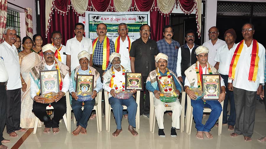 ಮಂಡ್ಯ ನಗರದ ಭಾರತೀಯ ರೆಡ್ಕ್ರಾಸ್ ಸಂಸ್ಥೆಯಲ್ಲಿ ಶನಿವಾರ ನಡೆದ ಕಾರ್ಯಕ್ರಮದಲ್ಲಿ ಸಾಧಕರಿಗೆ ಜಿವಿಕೆ ಹೆಸರಿನಲ್ಲಿ ವಿವಿಧ ಪ್ರಶಸ್ತಿಗಳನ್ನು ನೀಡಲಾಯಿತು