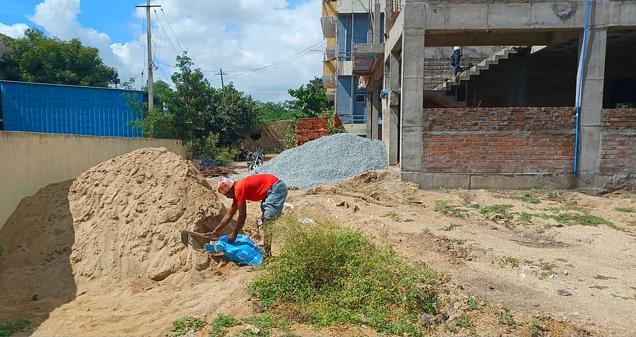 ಕಟ್ಟಡ ನಿರ್ಮಾಣಕ್ಕೆ ಮರಳು ತುಂಬುತ್ತಿರುವ ಕೂಲಿ ಕಾರ್ಮಿಕ (ಸಾಂದರ್ಭಿಕ ಚಿತ್ರ) 