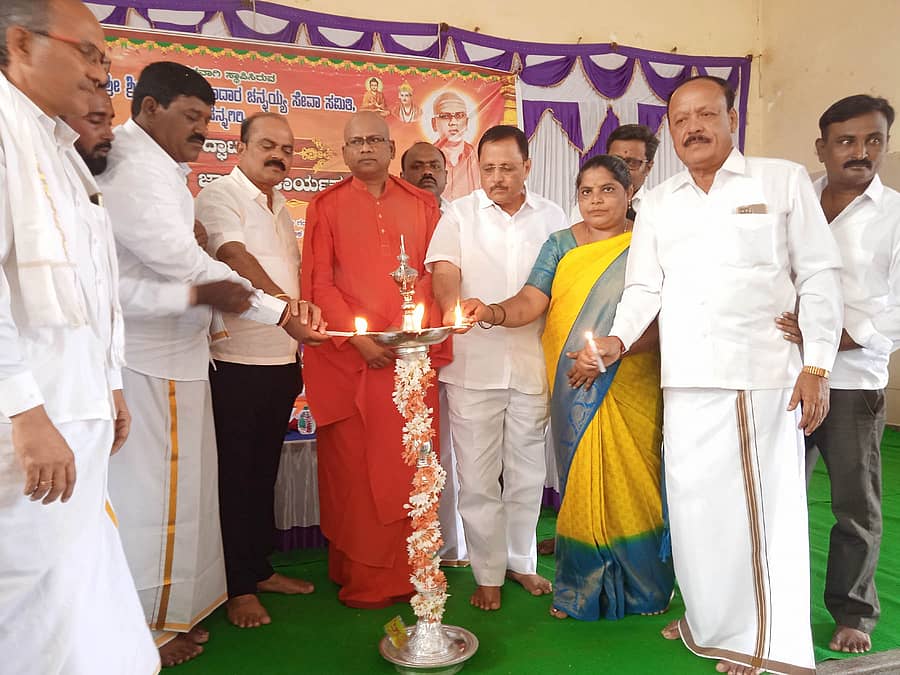 ಚನ್ನಗಿರಿಯಲ್ಲಿ ಭಾನುವಾರ ನಡೆದ ಮಾದಾರ ಚನ್ನಯ್ಯ ಸೇವಾ ಸಮಿತಿ ನಗರ ಘಟಕ ಲೋಕಾರ್ಪಣೆ ಹಾಗೂ ಜನಜಾಗೃತಿ ಕಾರ್ಯಕ್ರಮವನ್ನು ಮಾಜಿ ಶಾಸಕ ಮಾಡಾಳ್ ವಿರೂಪಾಕ್ಷಪ್ಪ ಉದ್ಘಾಟಿಸಿದರು