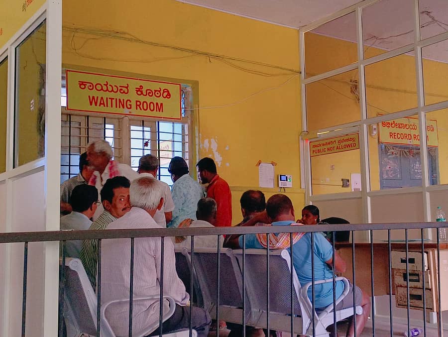 ಮಾಗಡಿ ತಾಲ್ಲೂಕಿನ ಭೂ ದಾಖಲಾತಿ ಪಡೆಯಲು ಸರದಿ ಸಾಲಿನಲ್ಲಿ ನಿಂತಿರುವ ರೈತರು 