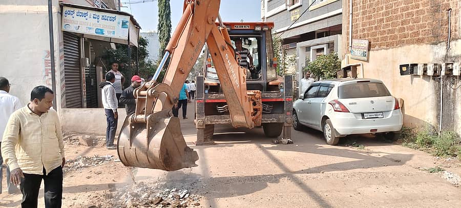 ರಸ್ತೆತಡೆ ಚಳವಳಿ ಬೆನ್ನಲ್ಲೇ ಮಹಾನಗರ ಪಾಲಿಕೆಯ ವತಿಯಿಂದ ಬೀದರ್‌ನ ಮೌನೇಶ್ವರ ದೇವಸ್ಥಾನದ ಸಮೀಪದ ರಸ್ತೆಯಲ್ಲಿ ಸ್ಥಳೀಯ ಕಟ್ಟಡಗಳ ಮಾಲೀಕರು ಹಾಕಿದ್ದ ಹಂಪ್ಸ್‌ಗಳನ್ನು ತೆರವುಗೊಳಿಸಲಾಯಿತು