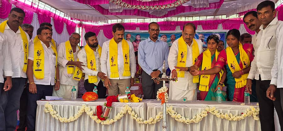 ಕೆ.ಆರ್.ನಗರ ತಾಲ್ಲೂಕಿನ ಕೆಸ್ತೂರು ಕೊಪ್ಪಲು ಗ್ರಾಮದಲ್ಲಿ ಭಾನುವಾರ ನಡೆದ ದಾಸಶ್ರೇಷ್ಠ ಭಕ್ತ ಕನಕದಾಸರ 538ನೇ ಜಯಂತ್ಯುತ್ಸವವನ್ನು ಎಂಸಿಡಿಸಿಸಿ ಬ್ಯಾಂಕ್ ನಿರ್ದೇಶಕ ದೊಡ್ಡಸ್ವಾಮೇಗೌಡ ಉದ್ಘಾಟಿಸಿದರು. ಶಾಸಕ ಡಿ.ರವಿಶಂಕರ್, ಕರ್ನಾಟಕ ಗೃಹ ಮಂಡಳಿ ಆಯುಕ್ತ ಕೆ.ಎ.ದಯಾನಂದ, ನಂದಕುಮಾರ್ ಭಾಗವಹಿಸಿದ್ದರು