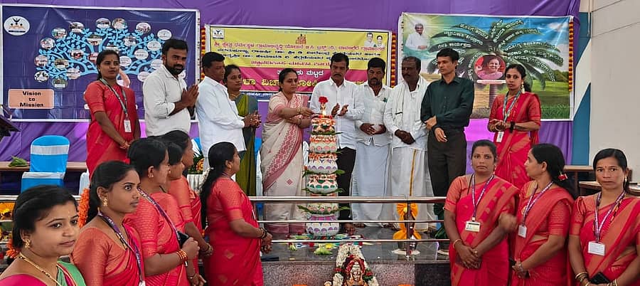 ದಾವಣಗೆರೆ ತಾಲ್ಲೂಕಿನ ಅಣಜಿ ಗ್ರಾಮದಲ್ಲಿ ಶನಿವಾರ ಆಯೋಜಿಸಿದ್ದ ತಾಲ್ಲೂಕು ಮಟ್ಟದ ಮಹಿಳಾ ವಿಚಾರಗೋಷ್ಠಿಯನ್ನು ಜಿಲ್ಲಾ ಮಕ್ಕಳ ರಕ್ಷಣಾಧಿಕಾರಿ ಕವಿತಾ ಟಿ.ಎನ್. ಉದ್ಘಾಟಿಸಿದರು