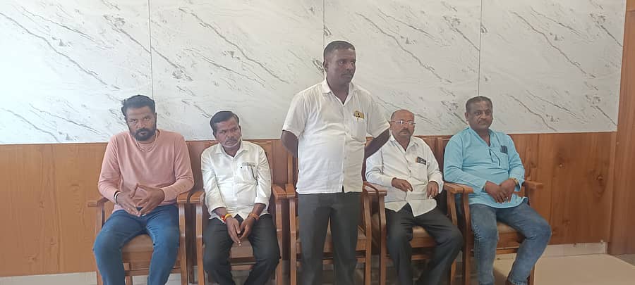 ರೋಣ ಪಟ್ಟಣದ ಲೋಕೋಪಯೋಗಿ ಇಲಾಖೆಯ ಪ್ರವಾಸಿ ಮಂದಿರದಲ್ಲಿ ಭಾನುವಾರ ನಡೆದ ಸುದ್ದಿಗೋಷ್ಠಿಯಲ್ಲಿ ಅಹಿಂದ ಯುವ ಸೇನೆ ರಾಜ್ಯ ಘಟಕ ಅಧ್ಯಕ್ಷ ನಿಂಗಪ್ಪ ಹೊನ್ನಾಪುರ ಮಾತನಾಡಿದರು 