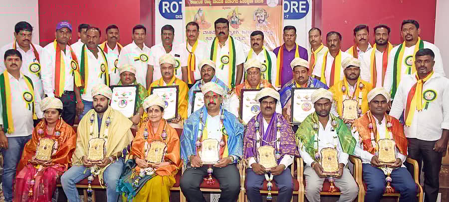 ಮೈಸೂರಿನ ರೋಟರಿ ಸಭಾಂಗಣದಲ್ಲಿ ಕರ್ನಾಟಕ ರಾಜ್ಯ ನಾಯಕ ಜನಾಂಗದ ಹಿತರಕ್ಷಣಾ ವೇದಿಕೆ ಭಾನುವಾರ ಆಯೋಜಿಸಿದ್ದ ಮಹರ್ಷಿ ವಾಲ್ಮೀಕಿ ಜಯಂತಿ ಕಾರ್ಯಕ್ರಮದಲ್ಲಿ ವಿವಿಧ ಕ್ಷೇತ್ರದ ಸಾಧಕರನ್ನು ಸನ್ಮಾನಿಸಲಾಯಿತು