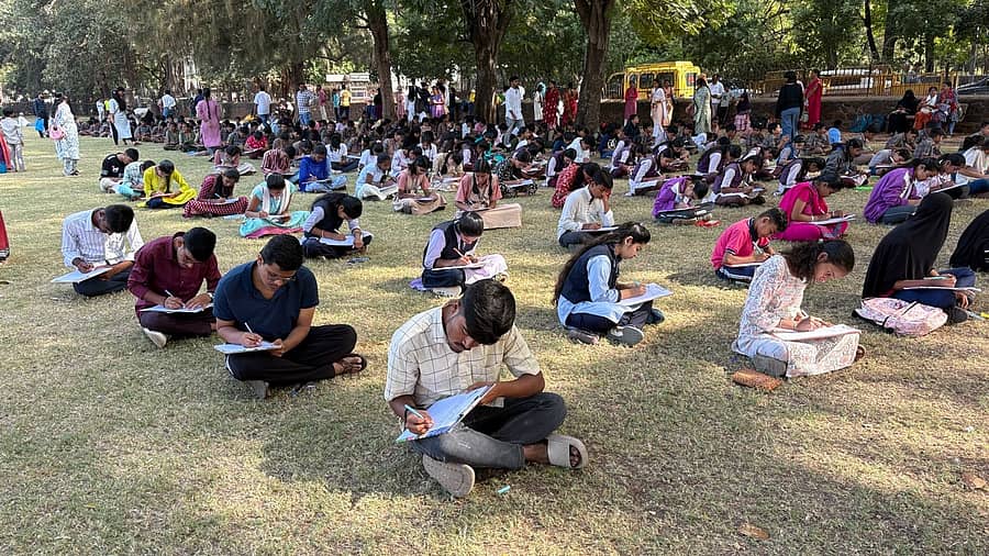 ವಿಜಯಪುರದ ಗಗನ್ ಮಹಲ್ ಉದ್ಯಾನವನದಲ್ಲಿ ವಿದ್ಯಾರ್ಥಿಗಳಿಗೆ ನಿಬಂಧ ಬರೆಯುವ ಸ್ಪರ್ಧೆ ಆಯೋಜಿಸಲಾಗಿತ್ತು