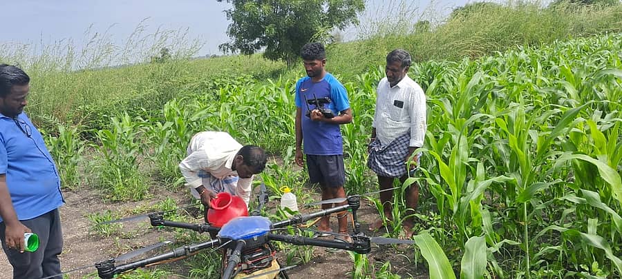 ತೆಕ್ಕಲಕೋಟೆ ಸಮೀಪದ ಬೈರಾಪುಣ ಗ್ರಾಮದ ರೈತ ಬಿ.ಎಂ ವೀರೇಶ ತಮ್ಮ ತೊಗರಿ ಬೆಳೆಗೆ ಸಾವಯವ ಔಷಧಿ ಸಿಂಪಡಿಸಲು ಡ್ರೋನ್ ಬಳಸಿದರು