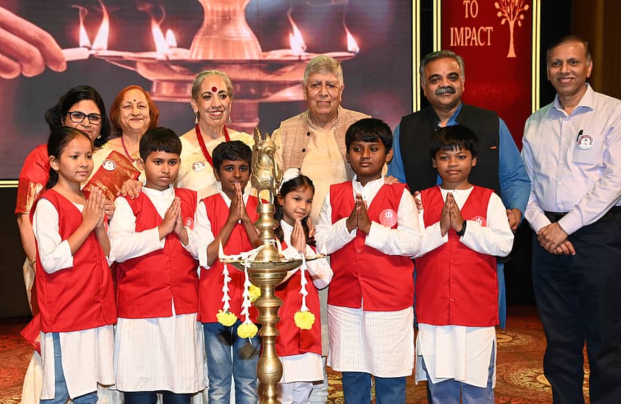 ನಗರದ ಪುರಭವನದಲ್ಲಿ ನಡೆದ ‘ವಿದ್ಯಾ’ ದಕ್ಷಿಣ ವಲಯ’ದ 15ನೇ ವಾರ್ಷಿಕೋತ್ಸವದಲ್ಲಿ ರೇಖಾ ಶ್ರೀನಿವಾಸನ್, ವಿದ್ಯಾ ಸಂಸ್ಥೆಯ ಸಂಸ್ಥಾಪಕರಾದ ರಶ್ಮಿ ಮಿಶ್ರಾ, ಅಶೋಕ್ ಮಿಶ್ರಾ, ಕರ್ನಾಟಕ ಡಿಜಿಟಲ್ ಎಕಾನಮಿ ಮಿಷನ್ನ ಸಿಇಒ ಸಂಜೀವ್ ಕುಮಾರ್ ಗುಪ್ತಾ ಮತ್ತು ವಿದ್ಯಾ ಸಂಸ್ಥೆಯ ಸದಸ್ಯೆ ನಯನ್ ದಾಭೋಲ್ಕರ್ ಪಾಲ್ಗೊಂಡಿದ್ದರು
ಪ್ರಜಾವಾಣಿ ಚಿತ್ರ