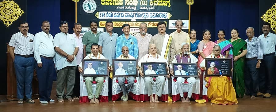 ಶಿವಮೊಗ್ಗದ ಕರ್ನಾಟಕ ಸಂಘದಲ್ಲಿ ಭಾನುವಾರ ಸಂಜೆ ನಡೆದ ಕಾರ್ಯಕ್ರಮದಲ್ಲಿ ಹಿರಿಯ ಸದಸ್ಯರನ್ನು ಚಿತ್ರನಟ ಶ್ರೀಧರ್ ಸನ್ಮಾನಿಸಿ ಗೌರವಿಸಿದರು