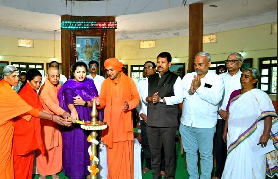 ಬಸವಕಲ್ಯಾಣದಲ್ಲಿ ಅನುಭವ ಮಂಟಪ ಉತ್ಸವ ಅಂಗವಾಗಿ ಭಾನುವಾರ ನಡೆದ ರಾಜ್ಯಮಟ್ಟದ ವಚನ ಕಂಠಪಾಠ ಸ್ಪರ್ಧೆಯನ್ನು ಕಲಬುರಗಿ ಜಿಲ್ಲಾಧಿಕಾರಿ ಬಿ.ಫೌಜಿಯಾ ತರನ್ನುಮ್ ಉದ್ಘಾಟಿಸಿದರು. ಭಾಲ್ಕಿ ಗುರುಬಸವ ಪಟ್ಟದ್ದೇವರು ಹಾಜರಿದ್ದರು