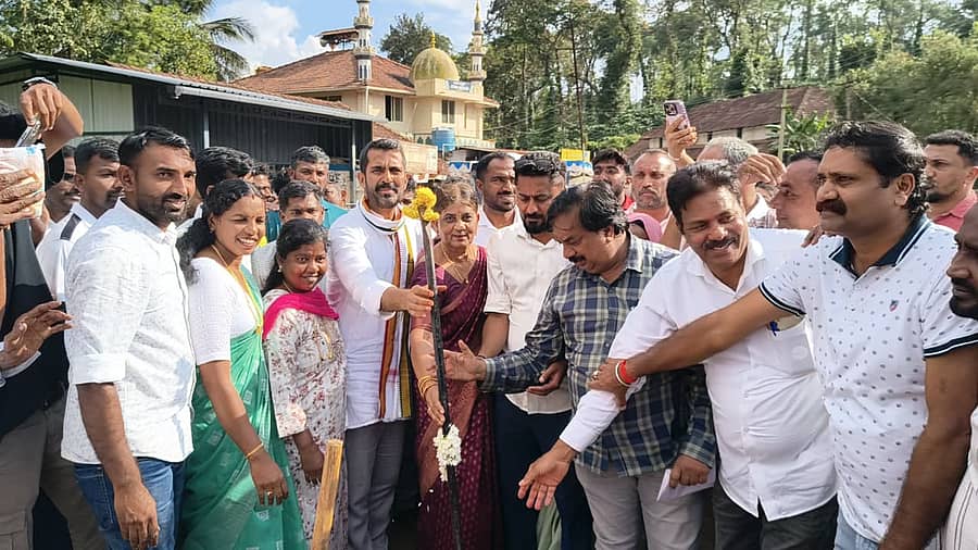 ಕುಶಾಲನಗರ ತಾಲ್ಲೂಕಿನ ಅಭ್ಯತ್ ಮಂಗಲ- ಒಂಟಿಯಂಗಡಿ ಸೇತುವೆ ಹಾಗೂ ರಸ್ತೆ ಅಗಲೀಕರಣ ಕಾಮಗಾರಿಗೆ ಶಾಸಕ ಡಾ.ಮಂತರ್ ಗೌಡ ಭಾನುವಾರ ಭೂಮಿಪೂಜೆ ನೆರವೇರಿಸಿದರು.