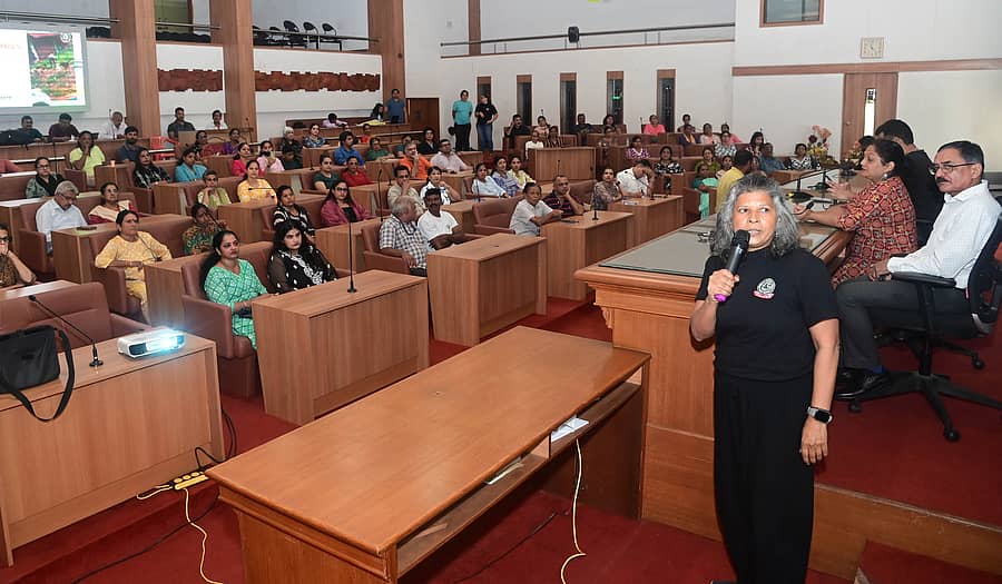 ಬೀದಿ ನಾಯಿಗಳಿಗೆ ಆಹಾರ ಒದಗಿಸುವ ಸ್ಥಳಗಳನ್ನು ಗೊತ್ತುಪಡಿಸುವ ಕುರಿತು ಮಂಗಳೂರಿನ ಪಾಲಿಕೆ ಸಭಾಂಗಣದಲ್ಲಿ ಶ್ವಾನಪ್ರಿಯರ ಜೊತೆ ಪಾಲಿಕೆ ಅಧಿಕಾರಿಗಳು ಭಾನುವಾರ ಸಮಾಲೋಚನೆ ನಡೆಸಿದರು: ಪ್ರಜಾವಾಣಿ ಚಿತ್ರ