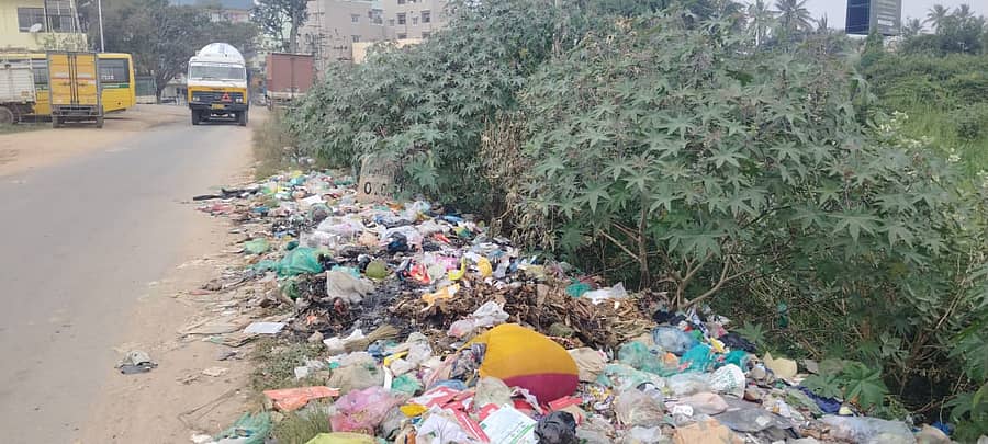 ಸಮೇತನಹಳ್ಳಿ ಕೆರೆ ಕಟ್ಟೆ ಬಳಿ ಕಸ