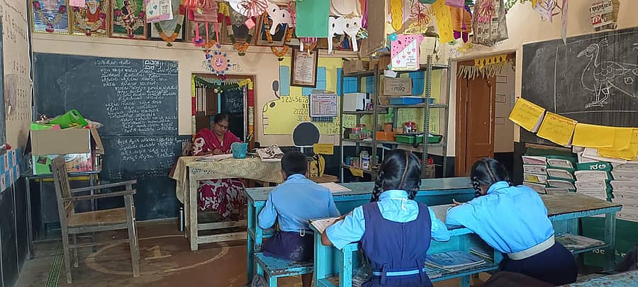 ಶಿಡ್ಲಘಟ್ಟ ತಾಲ್ಲೂಕಿನ ಬಳುವನಹಳ್ಳಿಯ ಸರ್ಕಾರಿ ಶಾಲೆಯಲ್ಲಿ ಮೂವರು ಮಕ್ಕಳು ಪಾಠ ಕಲಿಯುತ್ತಿರುವುದು