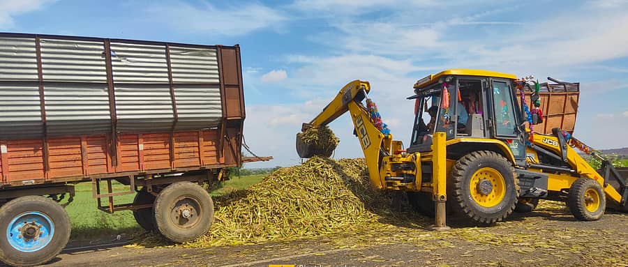 ಹುನಗುಂದ ನಾಗೂರ ಕ್ರಾಸ್ ಹತ್ತಿರ ರಾಜ್ಯ ಹೆದ್ದಾರಿಯಲ್ಲಿ ಚೆಲ್ಲಾಪಿಲ್ಲಿಯಾಗಿ ಬಿದ್ದಿದ್ದ ಕಬ್ಬನ್ನು ಒಂದು ಕಡೆ ಹಾಕಿ ಜೆಸಿಬಿ ಮೂಲಕ ಟ್ರ್ಯಾಕ್ಟರ್ಗೆ ತುಂಬಲಾಯಿತು