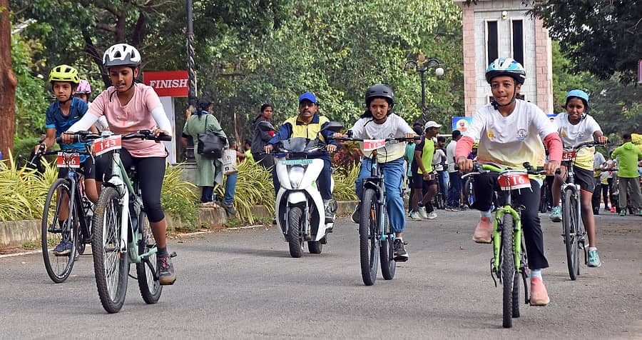 ಮಾನಸಗಂಗೋತ್ರಿಯಲ್ಲಿ ಭಾನುವಾರ ನಡೆದ ಸೈಕ್ಲಥಾನ್ನಲ್ಲಿ ಪಾಲ್ಗೊಂಡ ಸ್ಪರ್ಧಿಗಳು –ಪ್ರಜಾವಾಣಿ ಚಿತ್ರ