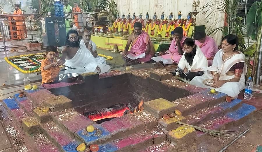 ಕಮಲಾಪುರ ತಾಲ್ಲೂಕಿನ ಕಲಮೂಡ ಪರುಷಗುಡ್ಡದಲ್ಲಿ ಶರಣ ಶಂಕರಲಿಂಗ ಮಹಾರಾಜರ ನೇತೃತ್ವದಲ್ಲಿ ನಡೆಯುತ್ತಿರುವ ಅತಿರುದ್ರ ಯಾಗ