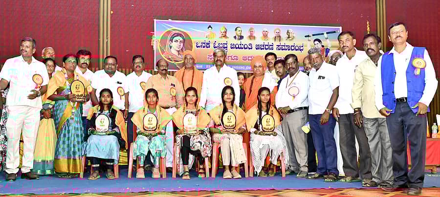 ಹೊಳಲ್ಕೆರೆಯಲ್ಲಿ ಭಾನುವಾರ ನಡೆದ ಒನಕೆ ಓಬವ್ವ ಜಯಂತಿ ಕಾರ್ಯಕ್ರಮದಲ್ಲಿ ಶಾಸಕ ಎಂ.ಚಂದ್ರಪ್ಪ ಛಲವಾದಿ ಸಮುದಾಯದ ಪ್ರತಿಭಾವಂತ ವಿದ್ಯಾರ್ಥಿಗಳನ್ನು ಸನ್ಮಾನಿಸಿದರು