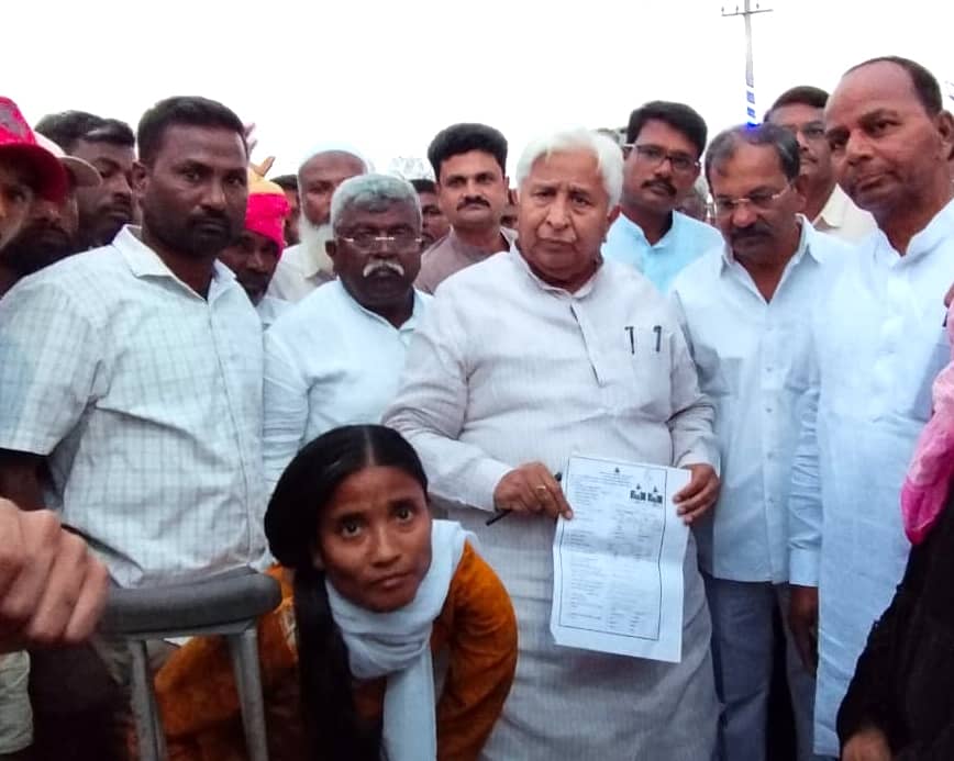 ಮುಳಗುಂದ ಪಟ್ಟಣ ಪಂಚಾಯಿತಿ ಆಶ್ರಯ ನಿವೇಶನ ಹಂಚಿಕೆಯಲ್ಲಿ ಕೈಬಿಡಲಾಗಿದೆ ಎಂದು ಅಂಗವಿಕಲ ಮಹಿಳೆಯೊಬ್ಬರು ಸಚಿವ ಎಚ್.ಕೆ. ಪಾಟೀಲ ಅವರಿಗೆ ಅ.19 ರಂದು ದೂರು ನೀಡಿದ್ದರು