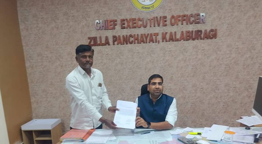 ಯಡ್ರಾಮಿ ಹಾಗೂ ಜೇವರ್ಗಿ ತಾಲ್ಲೂಕಿನ 41 ಗ್ರಾ.ಪಂಗಳಲ್ಲಿ ನಡೆದ ಕಾಮಗಾರಿಗಳ ಅವ್ಯವಹಾರ ಕುರಿತು ತನಿಖೆ ನಡೆಸುವಂತೆ ಹೋರಾಟಗಾರ ಈರಣ್ಣಗೌಡ ಪಾಟೀಲ ಜಿ.ಪಂ ಸಿಇಒ ಅವರಿಗೆ ಮನವಿಪತ್ರ ಸಲ್ಲಿಸಿದ್ದರು