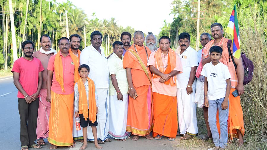 ಹೊಳೆಹೊನ್ನೂರು ಸಮೀಪದ ಬಾಳೆಹೊನ್ನೂರು ರಂಭಾಪುರಿ ಪೀಠಕ್ಕೆ ಚನ್ನಗಿರಿಯ ಶಿವ ಶಾಂತವೀರ ಶ್ರೀಗಳ ಪಾದಯಾತ್ರೆ ಶಿವಮೊಗ್ಗ– ಚಿತ್ರದುರ್ಗ ರಾಷ್ಟ್ರೀಯ ಹೆದ್ದಾರಿ ರಸ್ತೆಯಲ್ಲಿ ಸಾಗಿತು