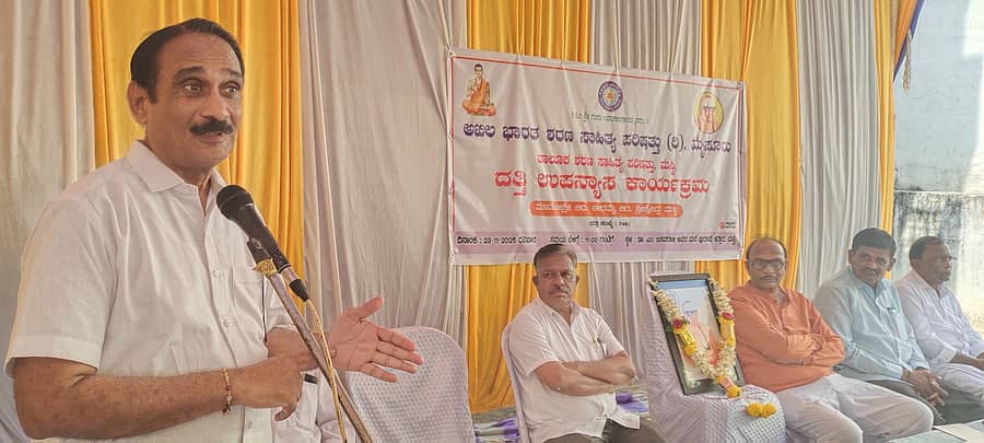 ಮಸ್ಕಿಯಲ್ಲಿ ಭಾನುವಾರ ಹಮ್ಮಿಕೊಂಡಿದ್ದ ಶ್ರೀಶೈಲಪ್ಪ, ಈರಮ್ಮ ದತ್ತಿ ಉಪನ್ಯಾಸ ಕಾರ್ಯಕ್ರಮವನ್ನು ಉದ್ಘಾಟಿಸಿ ವಿಧಾನ ಪರಿಷತ್ತಿನ ಮಾಜಿ ಸದಸ್ಯ ಮನೋಹರ ಮಸ್ಕಿ ಮಾತನಾಡಿದರು