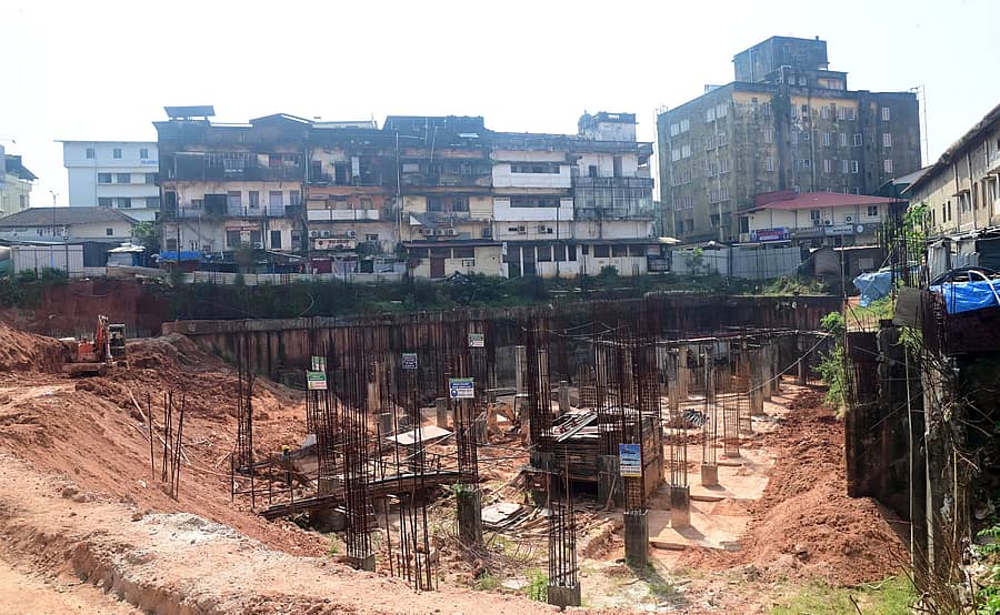 ಕುಂಟುತ್ತ ಸಾಗಿರುವ ಹಂಪನಕಟ್ಟೆಯ ಬಹುಮಹಡಿ ವಾಹನ ಪಾರ್ಕಿಂಗ್ ಪ್ಲಾಝಾ ಕಾಮಗಾರಿ : ಪ್ರಜಾವಾಣಿ ಚಿತ್ರ: ಫಕ್ರುದ್ದೀನ್ ಎಚ್