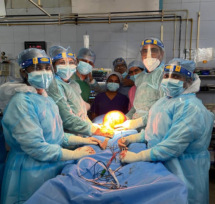 ಬೆಳಗಾವಿ ಜಿಲ್ಲಾಸ್ಪತ್ರೆಯಲ್ಲಿ ಮಹಿಳೆಯೊಬ್ಬರ ಗರ್ಭದಲ್ಲಿ ಬೆಳೆದಿದ್ದ ಮಾಂಸದ ಗಡ್ಡೆ ಹೊರತೆದ ಶಸ್ತ್ರಚಿಕಿತ್ಸಾ ತಂಡ