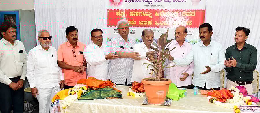 ಕಲಬುರಗಿಯ ವಿಶ್ವೇಶ್ವರಯ್ಯ ಭವನದಲ್ಲಿ ಭಾನುವಾರ ನಡೆದ ಪ್ರೊ.ಸೂಗಯ್ಯ ಹಿರೇಮಠ ಅವರ ಬದುಕು–ಬರಹ ಒಂದು ಚಿಂತನ ಕಾರ್ಯಕ್ರಮವನ್ನು ಗಣ್ಯರು ಉದ್ಘಾಟಿಸಿದರು