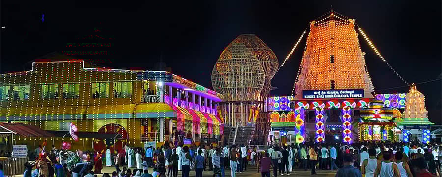 ವಿದ್ಯುದ್ದೀಪಗಳಿಂದ ಅಲಂಕೃತವಾಗಿರುವ ಕುಕ್ಕೆ ಕ್ಷೇತ್ರ