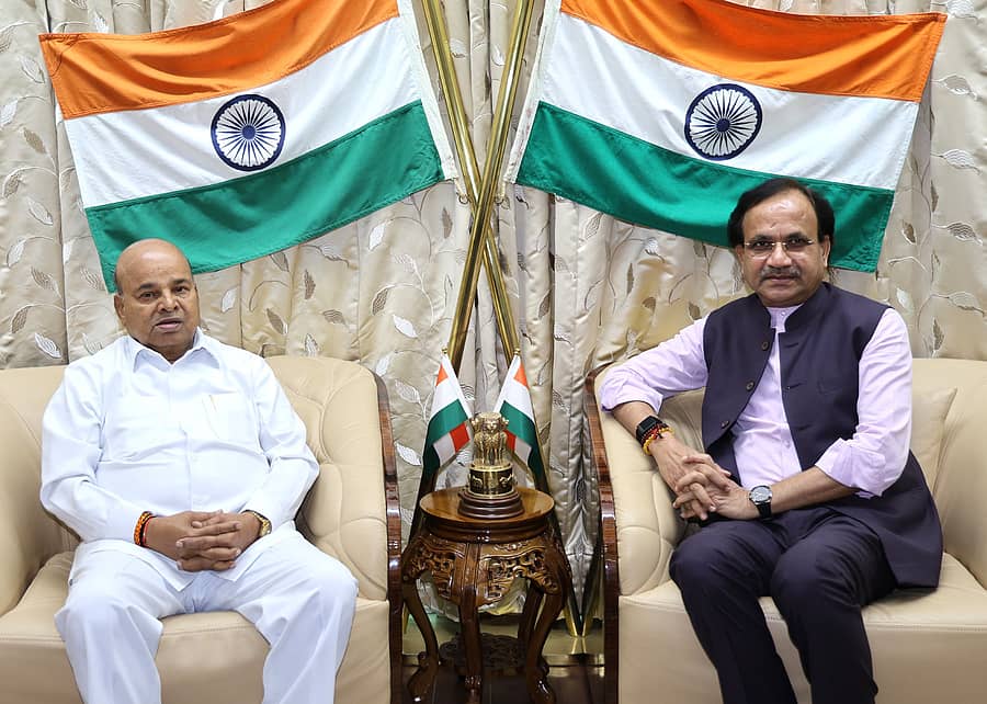 ಕೇಂದ್ರದ ಮಾಜಿಸಚಿವ ಭಗವಂತ ಖೂಬಾ ಅವರು ರಾಜ್ಯಪಾಲ ಥಾವರಚಂದ್‌ ಗೆಹಲೋತ್‌ ಅವರನ್ನು ಭೇಟಿ ಮಾಡಿ ಮನವಿ ಸಲ್ಲಿಸಿದರು