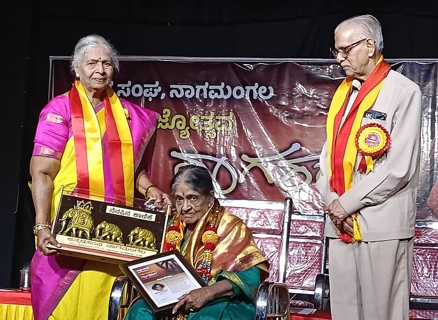 ನಾಗಮಂಗಲ ಪಟ್ಟಣದ ಸರ್ಕಾರಿ ಪದವಿಪೂರ್ವ ಕಾಲೇಜು ಆವರಣದಲ್ಲಿ ನಾಗಮಂಗಲ ಕನ್ನಡ ಸಂಘ ನಡೆದ ನಾಗರಂಗ ನಾಟಕೋತ್ಸವದಲ್ಲಿ ಹಿರಿಯ ರಂಗಕರ್ಮಿ ಎಂ.ಎನ್.ಲಕ್ಷ್ಮೀದೇವಿ ಅವರನ್ನು ಸನ್ಮಾನಿಸಲಾಯಿತು