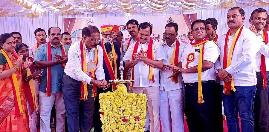 ಕುಮಟಾ ತಾಲ್ಲೂಕಿನ ಹಿರೇಗುತ್ತಿಯಲ್ಲಿ ನಡೆದ 10ನೇ ಕನ್ನಡ ಸಾಹಿತ್ಯ ಸಮ್ಮೇಳನವನ್ನು ಸಾಹಿತಿ ನರೇಂದ್ರ ರೈ ದೇರ್ಲ ಉದ್ಘಾಟಿಸಿದರು. ಶಾಸಕ ದಿನಕರ ಶೆಟ್ಟಿ, ಸಮ್ಮೇಳನಾಧ್ಯಕ್ಷ ಬೀರಣ್ಣ ನಾಯಕ ಹಾಜರಿದ್ದರು