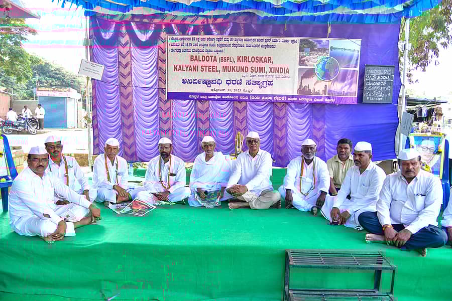 ಕೊಪ್ಪಳದಲ್ಲಿ ಭಾನುವಾರ ಜಂಟಿ ಕ್ರಿಯಾ ವೇದಿಕೆ ಹೋರಾಟಕ್ಕೆ ಬೆಂಬಲ ವ್ಯಕ್ತಪಡಿಸಿ ಗಾಂಧಿ ಬಳಗದ ಸದಸ್ಯರು ಉಪವಾಸ ಹಾಗೂ ಮೌನ ಸತ್ಯಾಗ್ರಹ ಮಾಡಿದರು