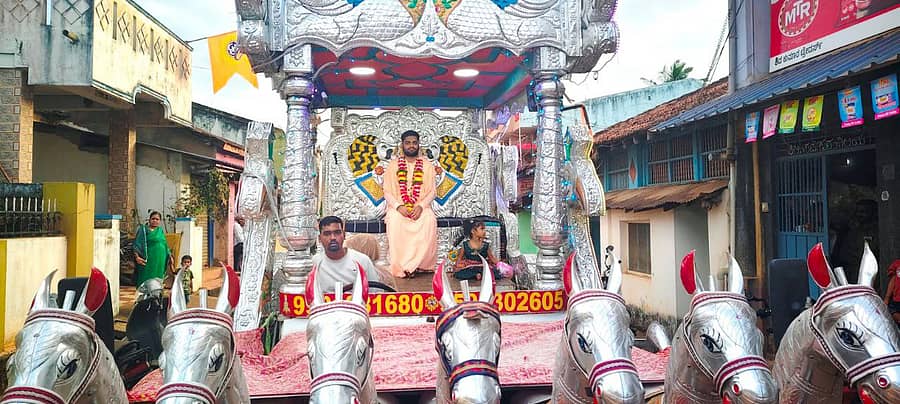 ಶಿರಾಳಕೊಪ್ಪ ಪಟ್ಟಣದಲ್ಲಿ ಶುಕ್ರವಾರ ವಿರಕ್ತಮಠದ ಉತ್ತರಾಧಿಕಾರಿ ವೀರಬಸವ ಸ್ವಾಮೀಜಿ ಪುರಪ್ರವೇಶ ಮೆರವಣಿಗೆ ನಡೆಯಿತು 