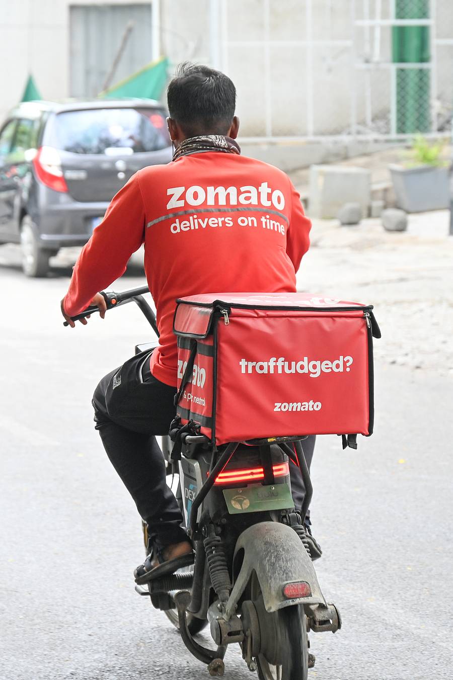 ದ್ವಿಚಕ್ರ ವಾಹನದಲ್ಲಿ ಆಹಾರ ಒಯ್ಯುತ್ತಿರುವುದು (ಸಾಂದರ್ಭಿಕ ಚಿತ್ರ)