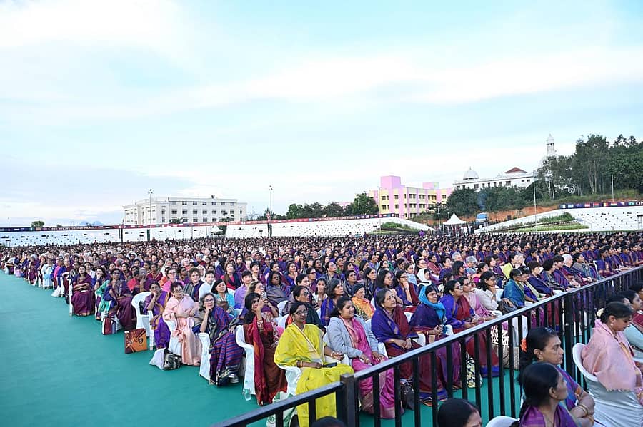 ಚಿಕ್ಕಬಳ್ಳಾಪುರ ತಾಲ್ಲೂಕಿನ ಮುದ್ದೇನಹಳ್ಳಿಯ ಸತ್ಯಸಾಯಿ ಗ್ರಾಮದಲ್ಲಿ ನಡೆದ ಸತ್ಯಸಾಯಿ ಬಾಬಾ ಅವರ ಜನ್ಮಶತಮಾನೋತ್ಸವ ಕಾರ್ಯಕ್ರಮದಲ್ಲಿ ಪಾಲ್ಗೊಂಡಿದ್ದ ಭಕ್ತರು