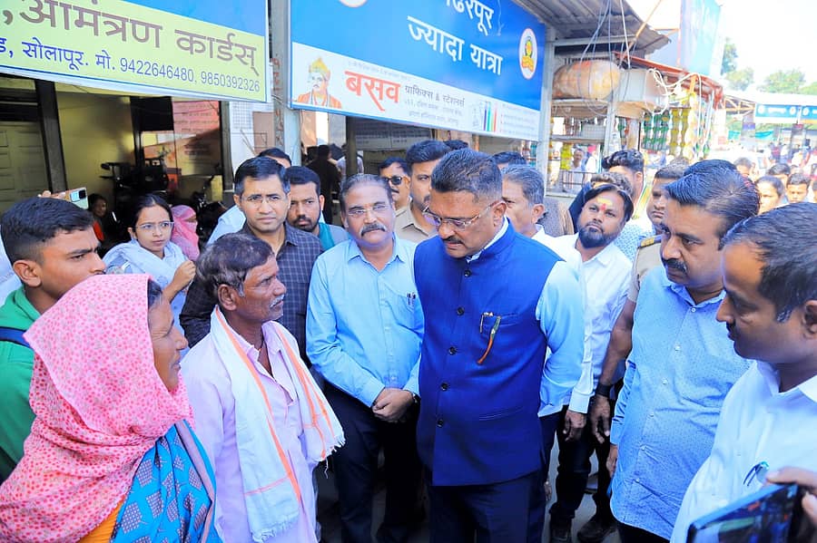 ಸೋಲಾಪುರದ ಕೇಂದ್ರ ಬಸ್ ನಿಲ್ದಾಣಕ್ಕೆ ಸಾರಿಗೆ ಸಚಿವ ಪ್ರತಾಪ ಸರನಾಯ್ಕ್ ಶನಿವಾರ ಆಕಸ್ಮಿಕ ಭೇಟಿ ನೀಡಿ, ಪರಿಶೀಲಿಸಿದರು