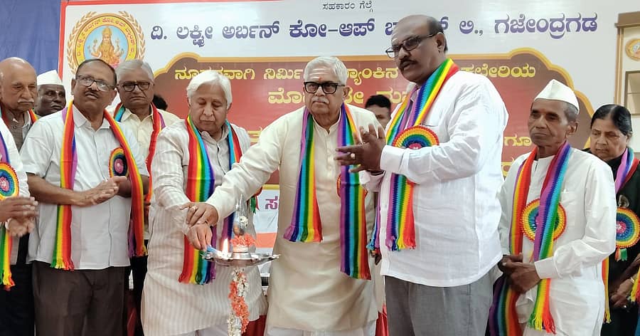 ಪಟ್ಟಣದ ತೋಂಟದಾರ್ಯ ಸಿಬಿಎಸ್ಇ ಶಾಲೆ ಸಭಾಭವನದಲ್ಲಿ ಭಾನುವಾರ ಹಮ್ಮಿಕೊಂಡ ದಿ.ಲಕ್ಷ್ಮೀ ಅರ್ಬನ್ ಕೋ-ಆಪರೇಟಿವ್ ಬ್ಯಾಂಕ್ ನವೀಕೃತ ಕಚೇರಿ ಉದ್ಘಾಟನೆ ಹಾಗೂ ಬ್ಯಾಂಕ್ ಹಿರಿಯ ಸದಸ್ಯರಿಗೆ ಸನ್ಮಾನ ಕಾರ್ಯಕ್ರಮವನ್ನು ಗಣ್ಯರು ಉದ್ಘಾಟಿಸಿದರು