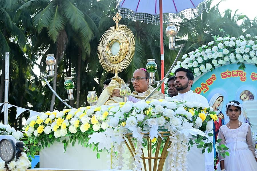 ಪರಮ ಪ್ರಸಾದವನ್ನು ವಿಶೇಷವಾಗಿ ಅಲಂಕರಿಸಿದ ತೆರೆದ ವಾಹನದಲ್ಲಿ ಮೆರವಣಿಗೆ ಮಾಡಲಾಯಿತು