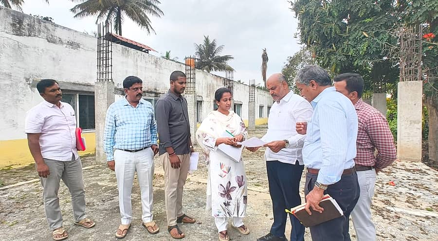 ಬೇಲೂರಿನ ಪಂಪ್ಹೌಸ್ ರಸ್ತೆಯಲ್ಲಿ ನಿರ್ಮಾಣವಾಗುತ್ತಿರುವ ಸಮಾಜ ಕಲ್ಯಾಣ ಇಲಾಖೆಯ ವಿದ್ಯಾರ್ಥಿನಿಲಯಗಳ ಹೆಚ್ಚುವರಿ ಕೊಠಡಿ ಕಾಮಗಾರಿಯನ್ನು ಶಾಸಕ ಎಚ್.ಕೆ. ಸುರೇಶ್ ಪರಿಶೀಲಿಸಿದರು