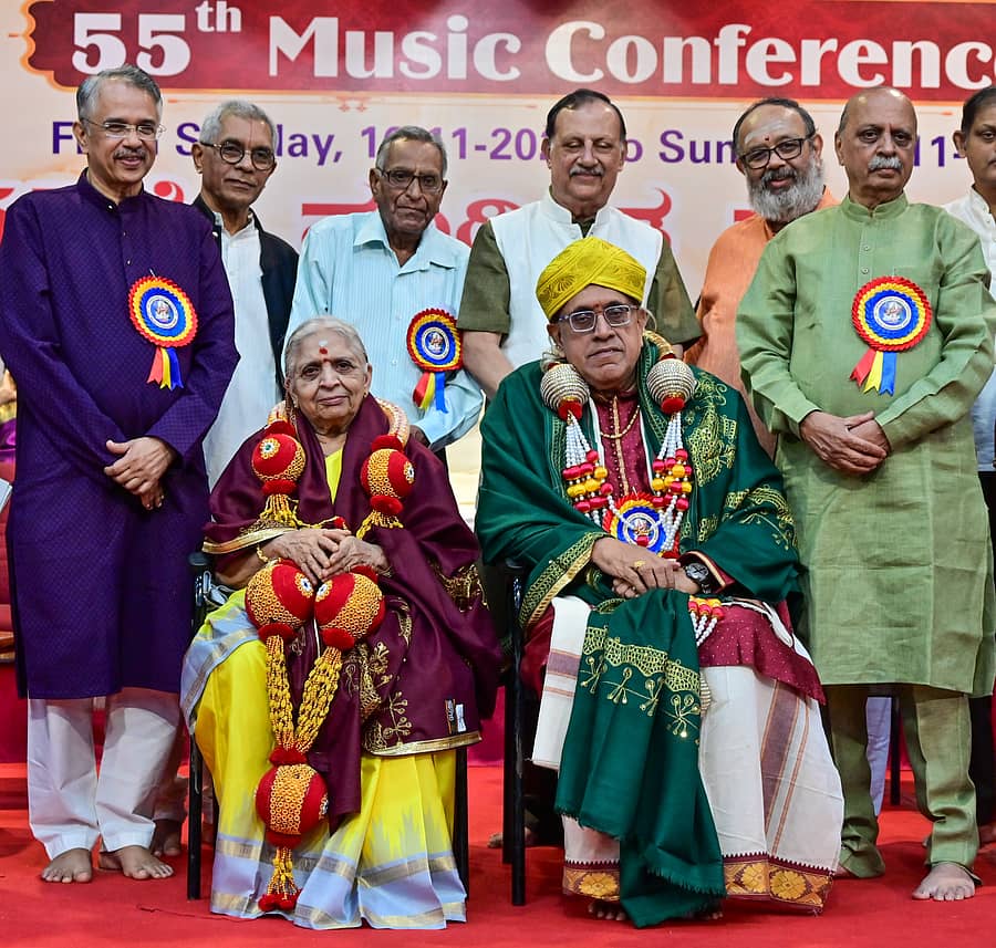 ಬೆಂಗಳೂರಿನ ಗಾಯನ ಸಮಾಜದಲ್ಲಿ ಭಾನುವಾರ ನಡೆದ 55ನೇ ಸಂಗೀತ ಸಮ್ಮೇಳನದಲ್ಲಿ ಪದ್ಮಾ ಗುರುದತ್ ಅವರಿಗೆ ಸಂಗೀತ ಕಲಾರತ್ನ ಮತ್ತು ತಿರುಮಲೆ ಶ್ರೀನಿವಾಸ್ ಅವರಿಗೆ ಕರ್ನಾಟಕ ಕಲಾಚಾರ್ಯ ಪ್ರಶಸ್ತಿ ಪ್ರದಾನ ಮಾಡಲಾಯಿತು. ಪ್ರಜಾವಾಣಿ ಚಿತ್ರ.