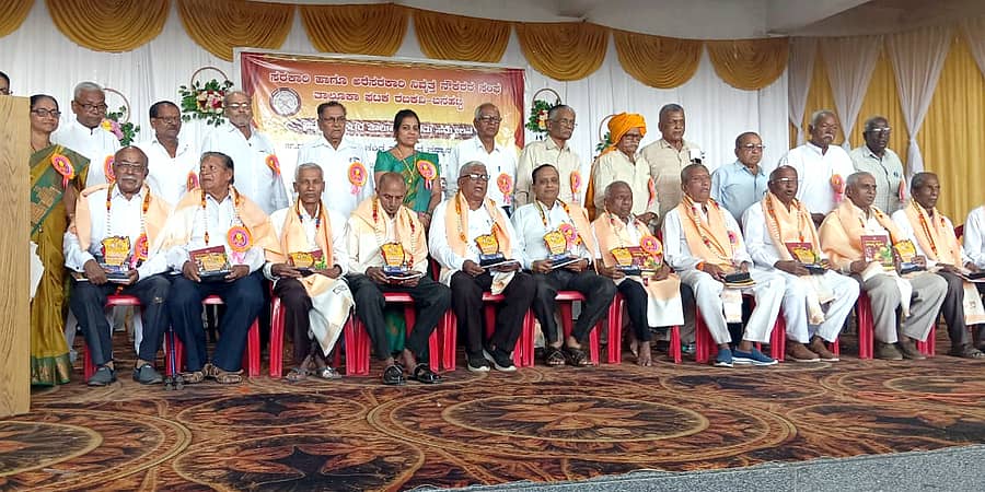 ರಬಕವಿಯಲ್ಲಿ ನಡೆದ ಕರ್ನಾಟಕ ರಾಜ್ಯ ನಿವೃತ್ತ ನೌಕರರ ಸಂಘದ ರಬಕವಿ ಬನಹಟ್ಟಿ ತಾಲ್ಲೂಕು ಘಟಕದಿಂದ ನಡೆದ ನಿವೃತ್ತ ನೌಕರರ ಸಮ್ಮೇಳನದಲ್ಲಿ 75 ವಯಸ್ಸಿನ ಹಿರಿಯರನ್ನು ಸನ್ಮಾನಿಸಲಾಯಿತು