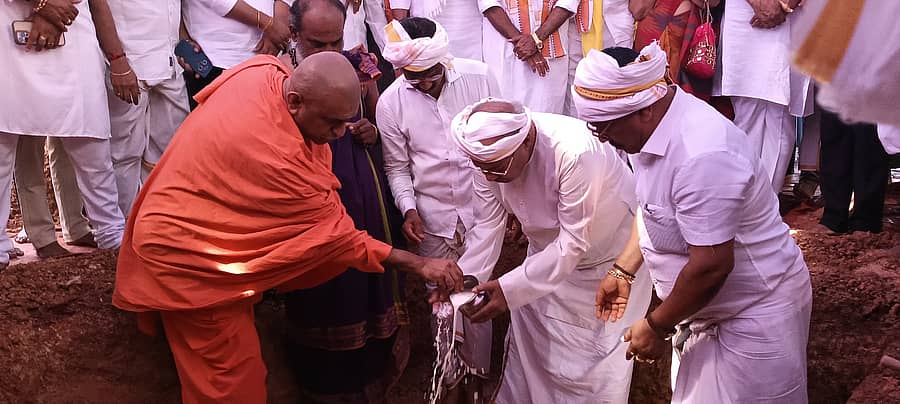 ಗೆಜ್ಜೆಗಿರಿ ಕ್ಷೇತ್ರದಲ್ಲಿ ಯಾತ್ರಿ ನಿವಾಸಕ್ಕೆ ಬರೋಡಾದ ಉದ್ಯಮಿ ದಯಾನಂದ ಬೊಂಟ್ರ ಅವರು ಸೋಲೂರು ಮಠ ಆರ್ಯಈಡಿಗ ಮಹಾಸಂಸ್ಥಾನದ ಪೀಠಾಧಿಪತಿ ವಿಖ್ಯಾತಾನಂದ ಸ್ವಾಮೀಜಿ ಅವರೊಂದಿಗೆ ಶಿಲಾನ್ಯಾಸ ನೆರವೇರಿಸಿದರು