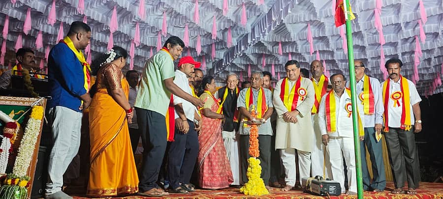 ಹೊಸದುರ್ಗ ತಾಲ್ಲೂಕಿನ ಮತ್ತೋಡು ಗ್ರಾಮದಲ್ಲಿ ಕರ್ನಾಟಕ ರಾಜ್ಯೋತ್ಸವ ಕಾರ್ಯಕ್ರಮದ ಉದ್ಘಾಟನೆ ನಡೆಯಿತು