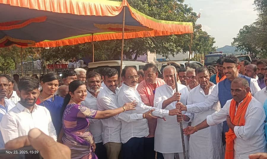 ಸಿರವಾರ ತಾಲ್ಲೂಕಿನ ಮರಾಟ ಗ್ರಾಮದ ಸರ್ಕಾರಿ ಹಿರಿಯ ಪ್ರಾಥಮಿಕ ಶಾಲೆಯಲ್ಲಿ ನೂತನ ಕೊಠಡಿಗಳ ನಿರ್ಮಾಣಕ್ಕೆ ಸಚಿವ ಎನ್.ಎಸ್.ಬೋಸರಾಜು, ಸಂಸದ ಜಿ.ಕುಮಾರನಾಯಕ , ಶಾಸಕ ಜಿ.ಹಂಪಯ್ಯ ನಾಯಕ ಭೂಮಿ ಪೂಜೆ ನೆರವೇರಿಸಿದರು