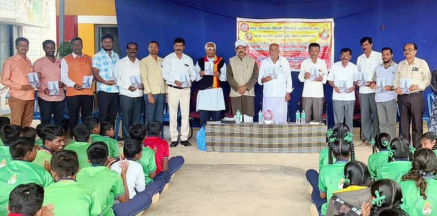 ಚನ್ನಪಟ್ಟಣ ತಾಲ್ಲೂಕಿನ ನಾಗವಾರ ಸಾರ್ವಜನಿಕ ಪ್ರೌಢಶಾಲೆಯಲ್ಲಿ ನಡೆದ ಕರ್ನಾಟಕ ರಾಜ್ಯೋತ್ಸವ, ಉಪನ್ಯಾಸ ಕಾರ್ಯಕ್ರಮದಲ್ಲಿ ಡಾ.ಕೂ.ಗಿ ಗಿರಿಯಪ್ಪ ಅವರ 'ಜರ್ಮನಿಯಲ್ಲಿ ಬೆಂಗೆನ್' ಕೃತಿಯನ್ನು ಬಿಡುಗಡೆ ಮಾಡಲಾಯಿತು. ಹಿರಿಯ ಸಾಹಿತಿ ಮತ್ತೀಕೆರೆ ಚಲುವರಾಜು, ಸಾರ್ವಜನಿಕ ವಿದ್ಯಾಸಂಸ್ಥೆ ಆಡಳಿತ ಮಂಡಳಿ ಉಪಾಧ್ಯಕ್ಷ ಕೆಂಚೇಗೌಡ ಇತರರು ಭಾಗವಹಿಸಿದ್ದರು